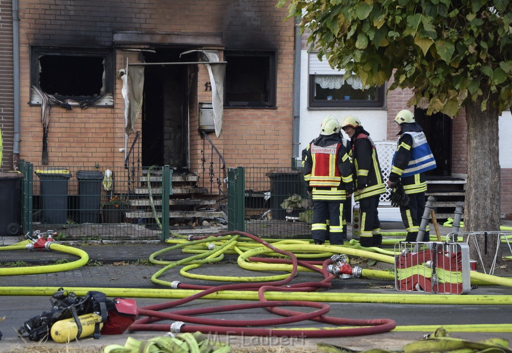 Feuer 2 Vollbrand Reihenhaus Roggendorf Berrischstr P078.JPG - Miklos Laubert